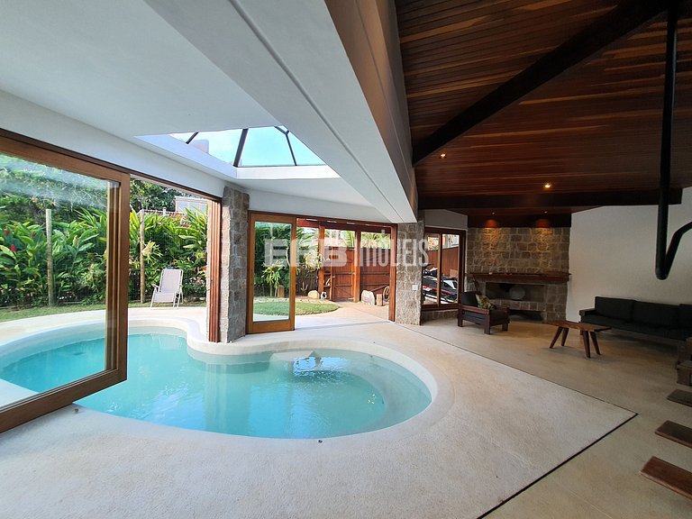 Casa com piscina, a 50m da praia de Itamambuca, para tempora