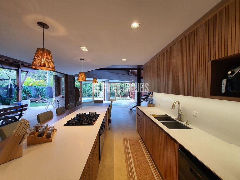 Casa com piscina, a 50m da praia de Itamambuca, para tempora