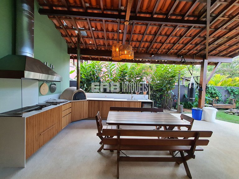 Casa com piscina, a 50m da praia de Itamambuca, para tempora