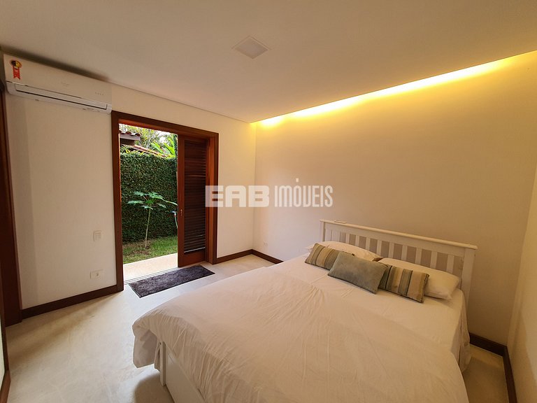 Casa com piscina, a 50m da praia de Itamambuca, para tempora