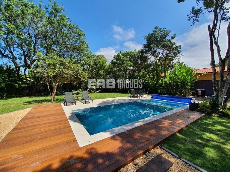 Imóvel com piscina aquecida, hidromassagem e dois terrenos