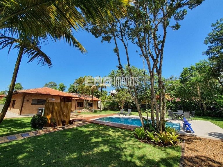 Imóvel com piscina aquecida, hidromassagem e dois terrenos