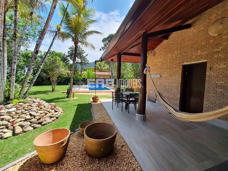 Imóvel com piscina aquecida, hidromassagem e dois terrenos