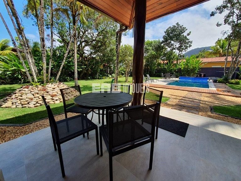 Imóvel com piscina aquecida, hidromassagem e dois terrenos