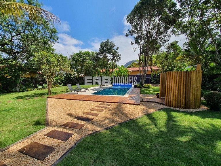 Imóvel com piscina aquecida, hidromassagem e dois terrenos