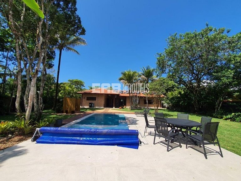 Imóvel com piscina aquecida, hidromassagem e dois terrenos