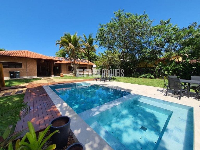 Imóvel com piscina aquecida, hidromassagem e dois terrenos