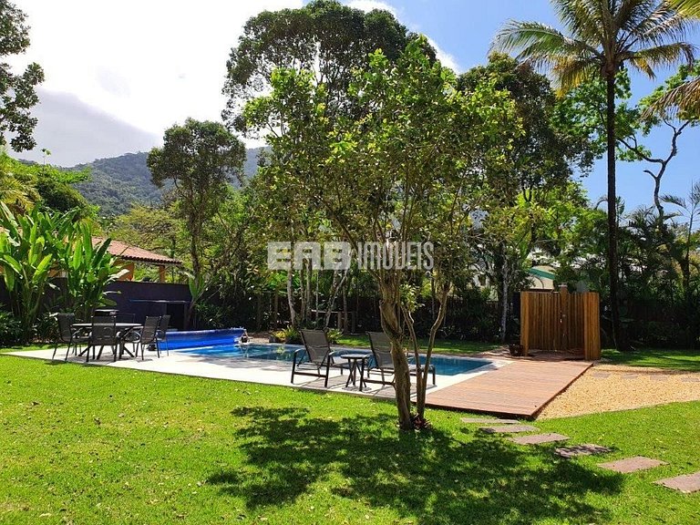 Imóvel com piscina aquecida, hidromassagem e dois terrenos