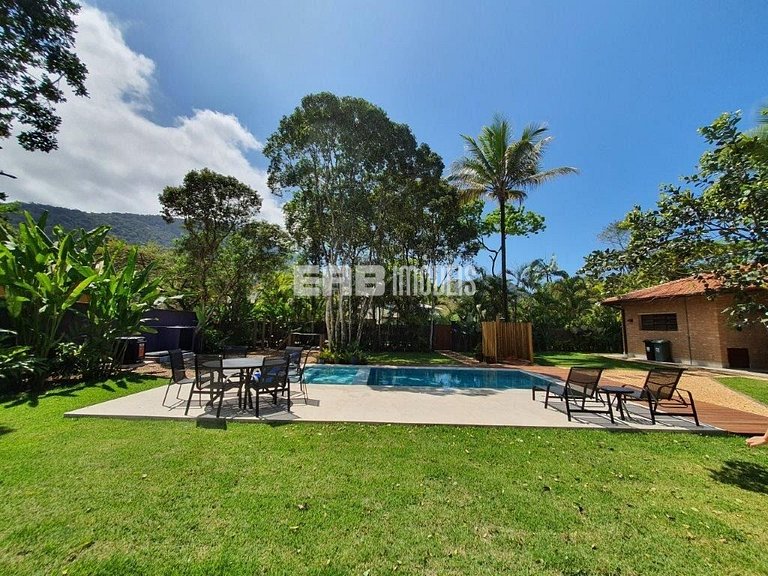 Imóvel com piscina aquecida, hidromassagem e dois terrenos