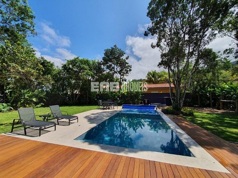 Imóvel com piscina aquecida, hidromassagem e dois terrenos