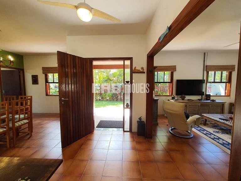 Imóvel com piscina aquecida, hidromassagem e dois terrenos