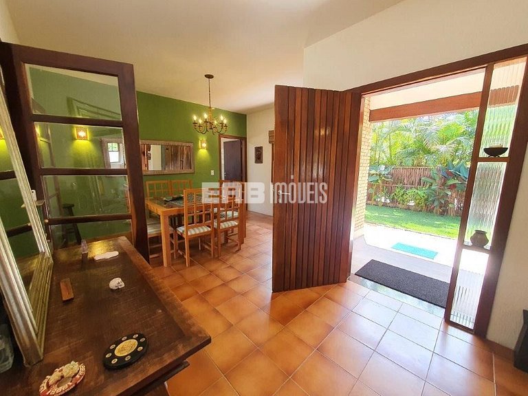 Imóvel com piscina aquecida, hidromassagem e dois terrenos