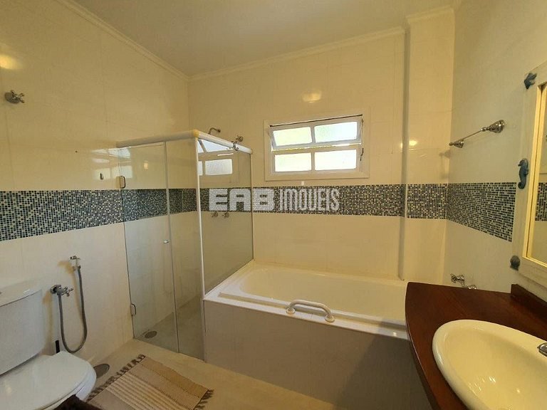 Imóvel com piscina aquecida, hidromassagem e dois terrenos
