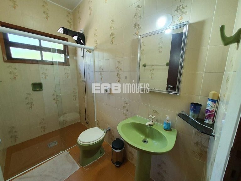 Imóvel com piscina aquecida, hidromassagem e dois terrenos