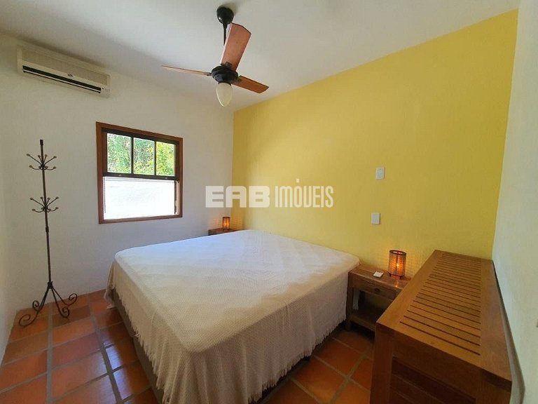 Imóvel com piscina aquecida, hidromassagem e dois terrenos