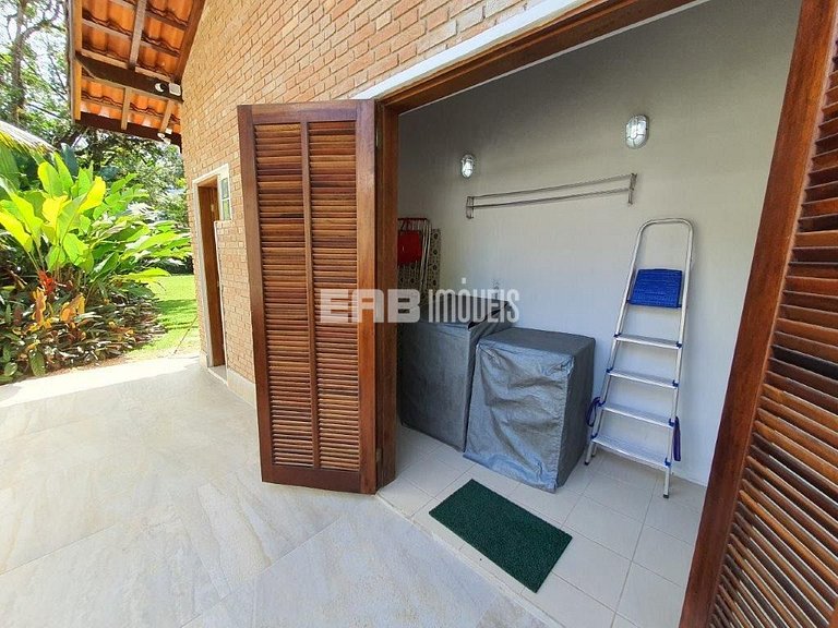 Imóvel com piscina aquecida, hidromassagem e dois terrenos