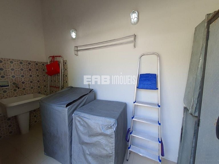 Imóvel com piscina aquecida, hidromassagem e dois terrenos