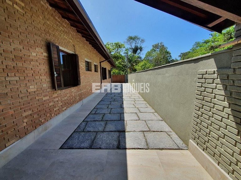Imóvel com piscina aquecida, hidromassagem e dois terrenos