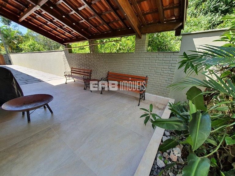 Imóvel com piscina aquecida, hidromassagem e dois terrenos