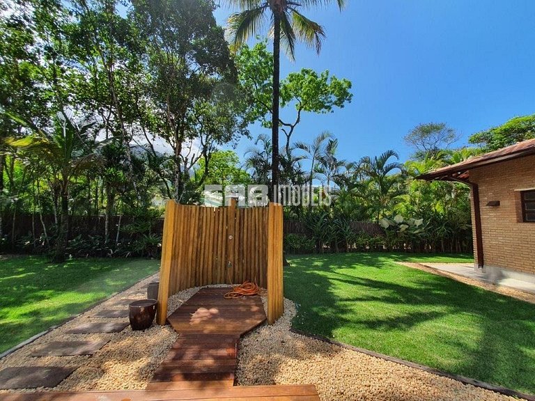 Imóvel com piscina aquecida, hidromassagem e dois terrenos