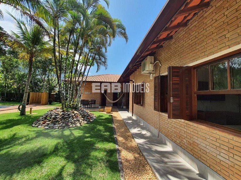 Imóvel com piscina aquecida, hidromassagem e dois terrenos