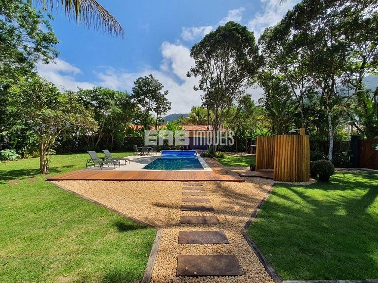 Imóvel com piscina aquecida, hidromassagem e dois terrenos