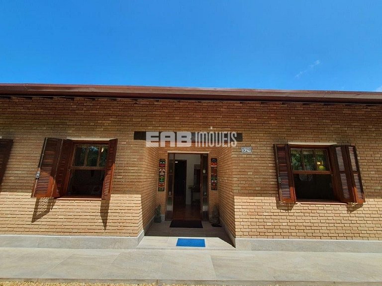 Imóvel com piscina aquecida, hidromassagem e dois terrenos