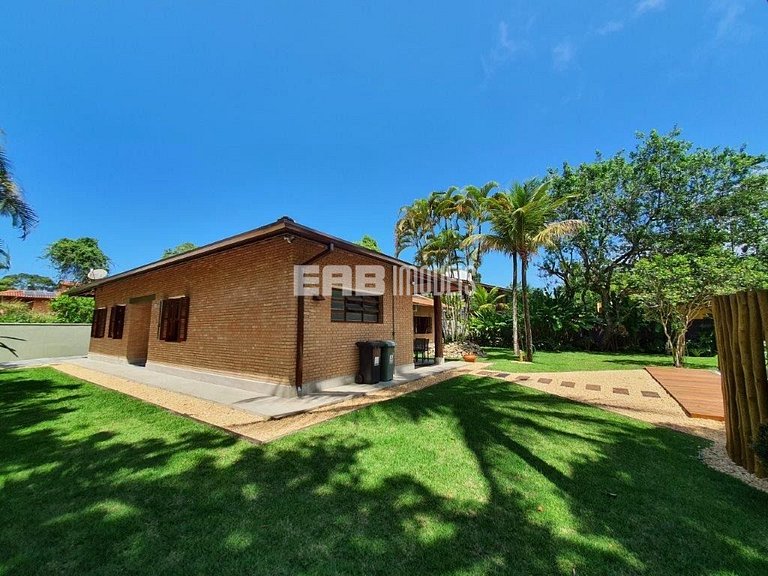 Imóvel com piscina aquecida, hidromassagem e dois terrenos