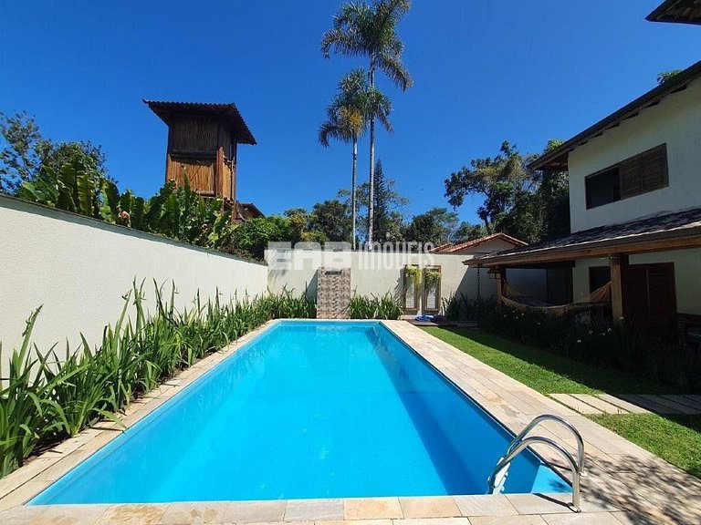 4 suítes, área gourmet e piscina