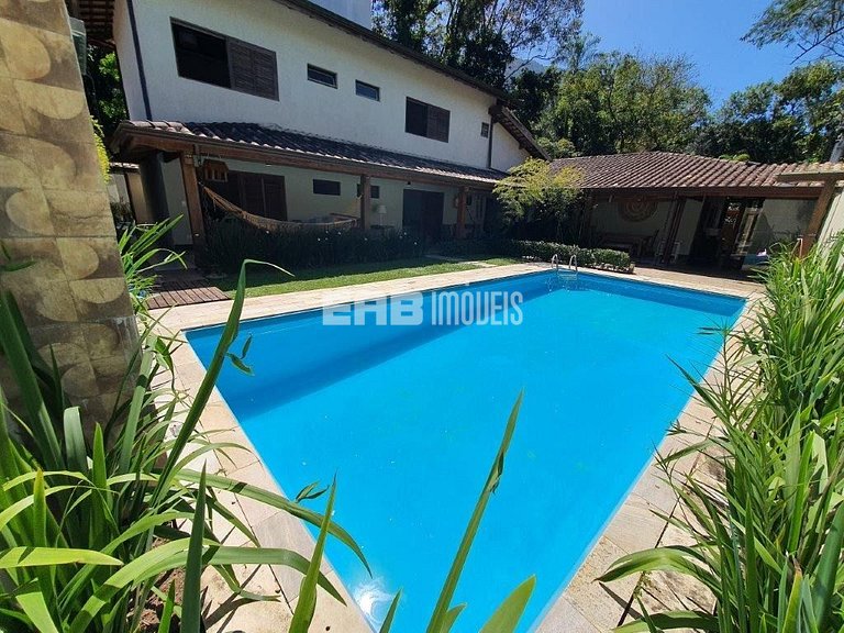 4 suítes, área gourmet e piscina