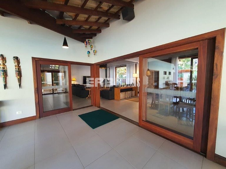 4 suítes, área gourmet e piscina