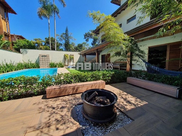 4 suítes, área gourmet e piscina