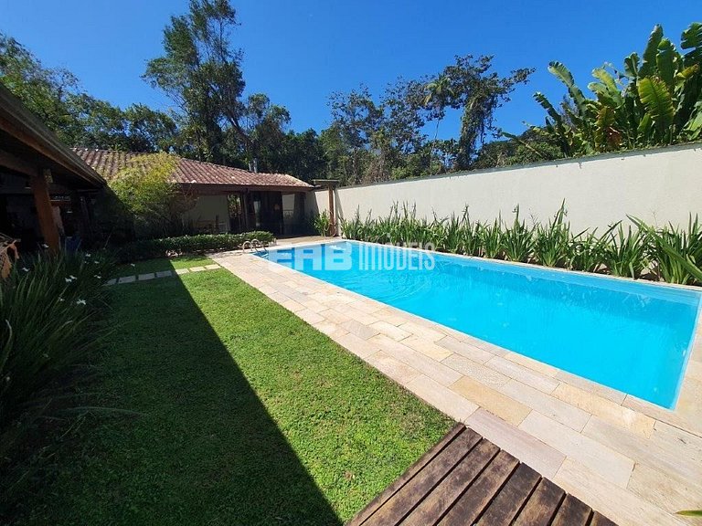 4 suítes, área gourmet e piscina