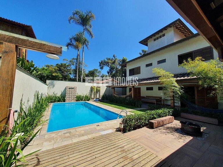 4 suítes, área gourmet e piscina