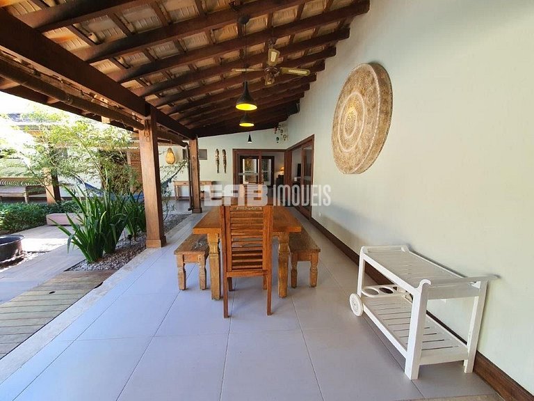 4 suítes, área gourmet e piscina