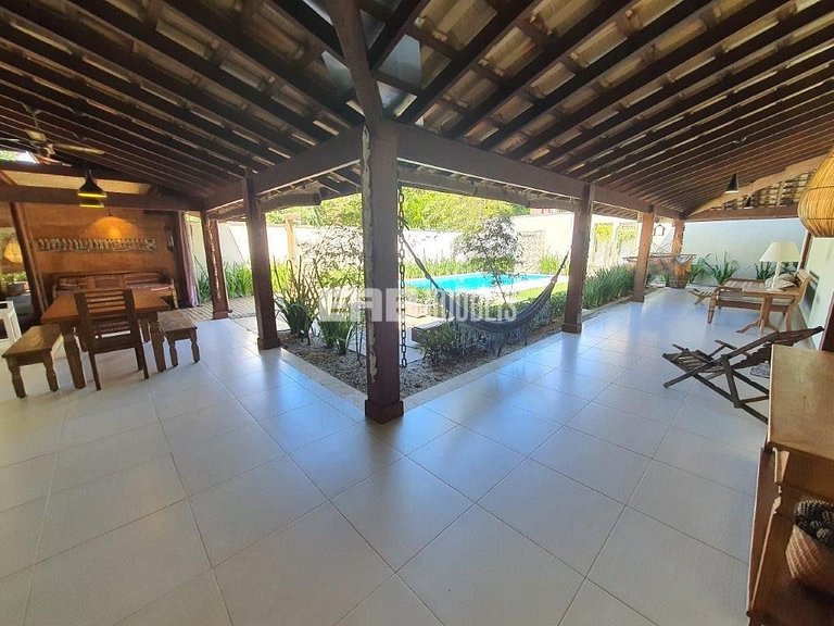 4 suítes, área gourmet e piscina