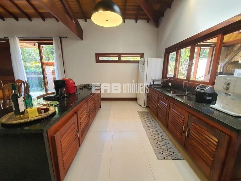 4 suítes, área gourmet e piscina