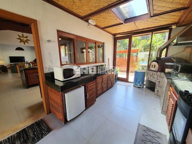 4 suítes, área gourmet e piscina