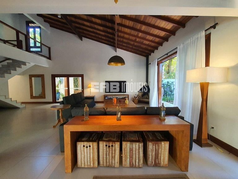 4 suítes, área gourmet e piscina