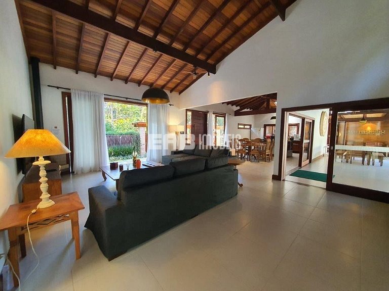 4 suítes, área gourmet e piscina