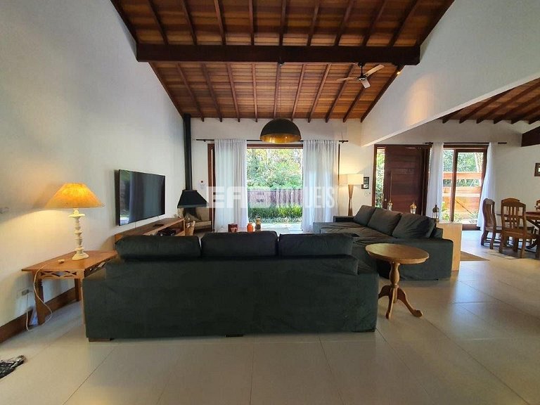 4 suítes, área gourmet e piscina