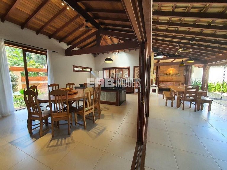 4 suítes, área gourmet e piscina