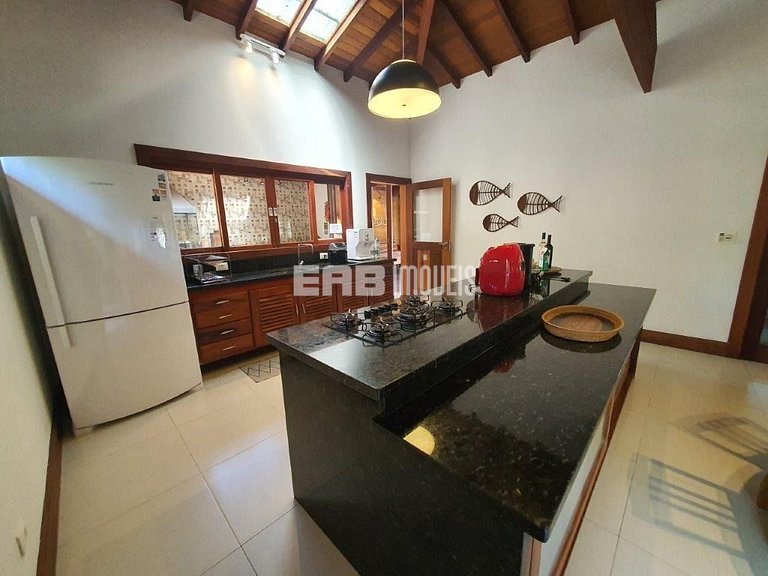 4 suítes, área gourmet e piscina