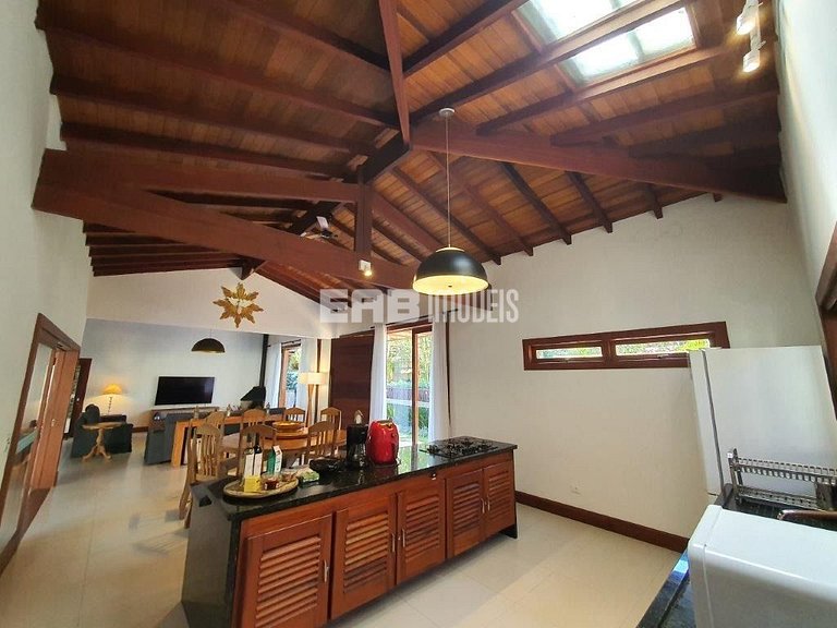 4 suítes, área gourmet e piscina