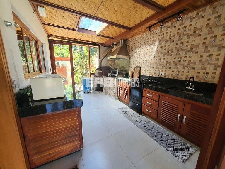 4 suítes, área gourmet e piscina