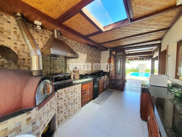 4 suítes, área gourmet e piscina