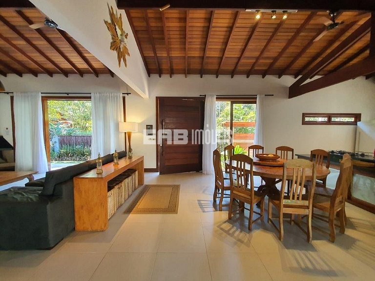 4 suítes, área gourmet e piscina