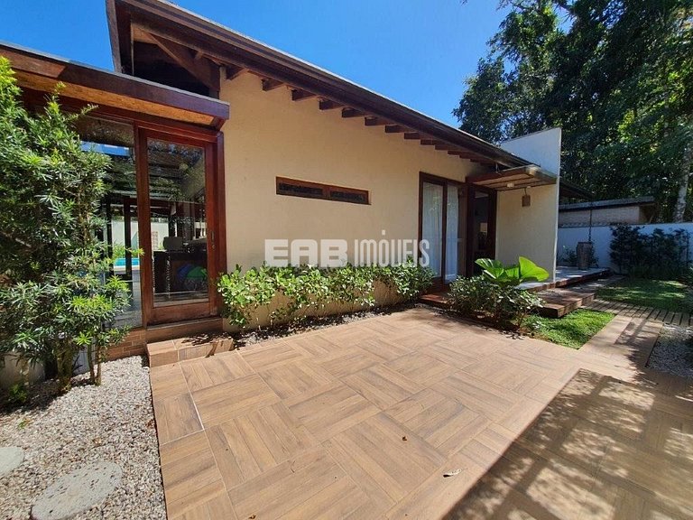 4 suítes, área gourmet e piscina