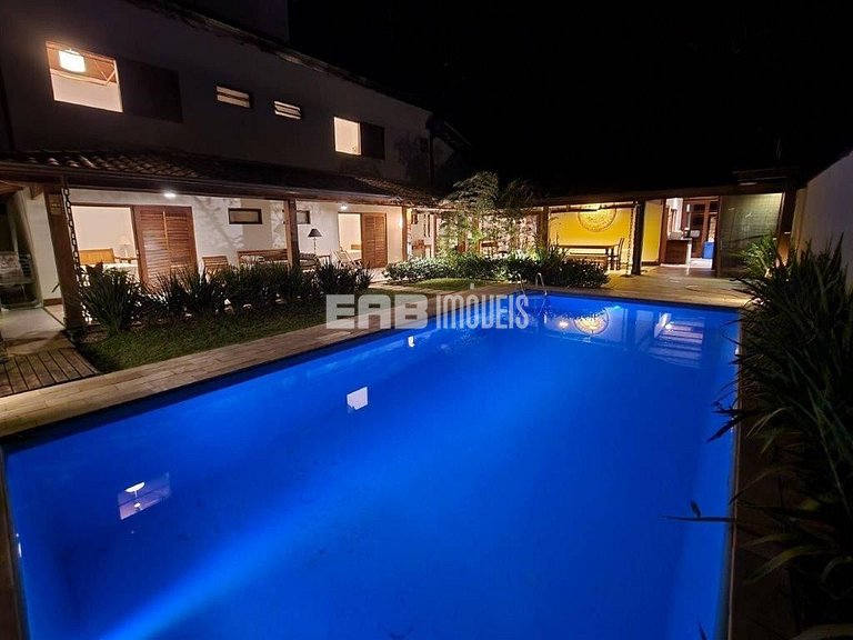 4 suítes, área gourmet e piscina