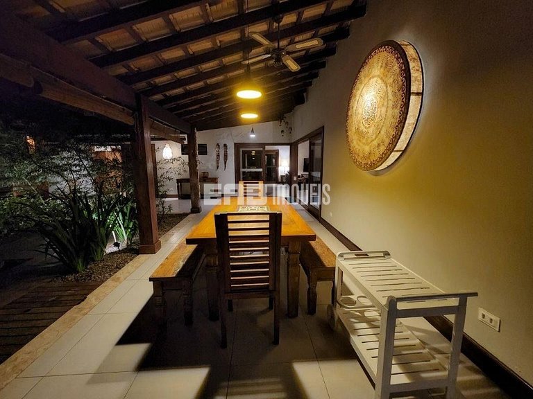 4 suítes, área gourmet e piscina